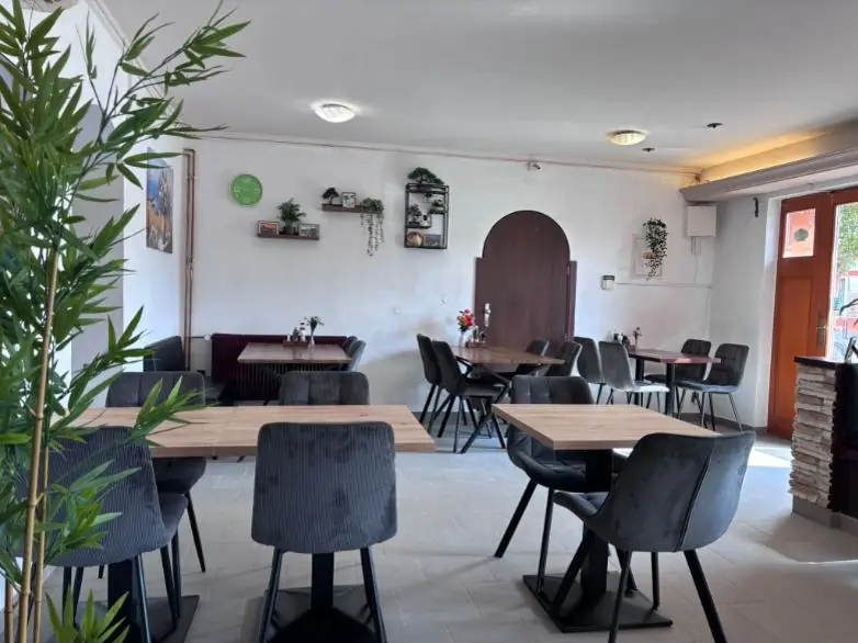 Interiér restaurace Quán Việt v Kyjově